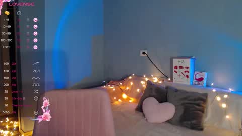 Snapshot of karolina_hottie_ chatting on 03/20/26, 01:43 Kira online show from 03/20/26, 01:43