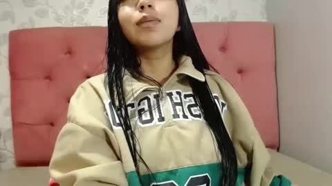 Snapshot of karolineburnx chatting on 12/17/25, 03:01 Isa online show from 12/17/25, 03:01