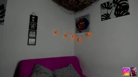 Snapshot of kassandra_james chatting on 10/25/25, 12:02 kassandra james online show from 10/25/25, 12:02