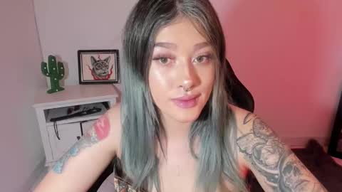 Snapshot of kat_apple chatting on 11/01/25, 08:22 Alicia online show from 11/01/25, 08:22