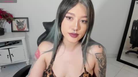 Snapshot of kat_apple chatting on 11/21/25, 09:02 Alicia online show from 11/21/25, 09:02