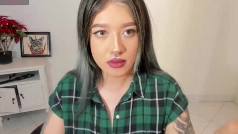 Snapshot of kat_apple chatting on 11/22/25, 09:14 Alicia online show from 11/22/25, 09:14