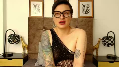 Snapshot of kat_paradisse chatting on 10/25/25, 08:47 kat paradisse online show from 10/25/25, 08:47