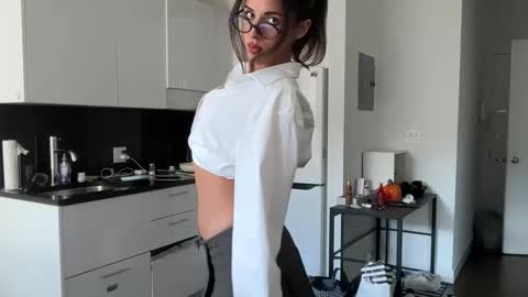 Snapshot of katarasimon chatting on 10/22/25, 04:40 katarasimon online show from 10/22/25, 04:40