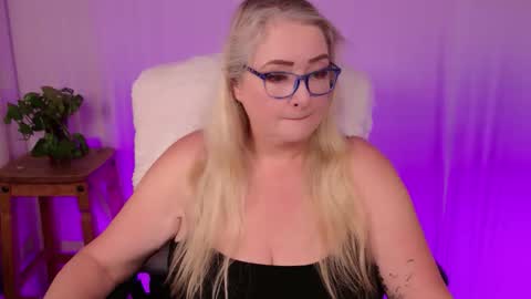 Snapshot of katdsinclair chatting on 11/18/25, 04:55 Kat D Sinclair online show from 11/18/25, 04:55