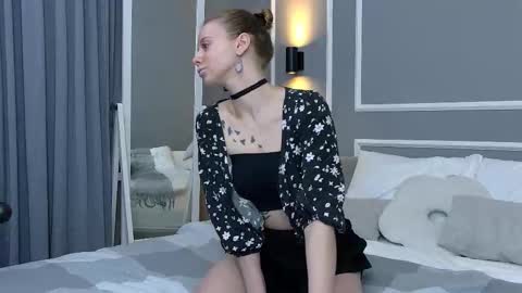 Snapshot of katesteelen chatting on 10/22/25, 07:52 Kate online show from 10/22/25, 07:52