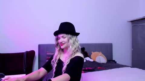 Snapshot of katherinemidnight chatting on 10/10/25, 03:44 Katherine online show from 10/10/25, 03:44