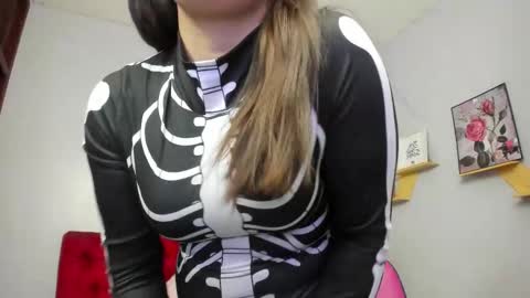 Snapshot of kathina_giraldo chatting on 10/30/25, 01:12 Paola online show from 10/30/25, 01:12