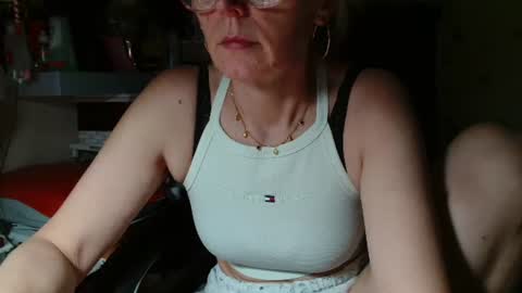 Snapshot of kathleenedwards chatting on 07/11/26, 08:33 Kathleen online show from 07/11/26, 08:33