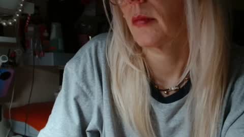 Snapshot of kathleenedwards chatting on 07/31/26, 03:33 Kathleen online show from 07/31/26, 03:33
