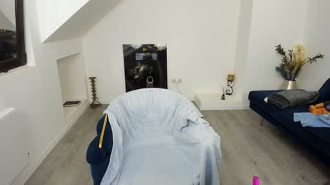      online show from 09/17/25, 04:03