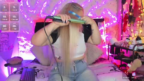 Snapshot of katieeandsharon chatting on 01/14/25, 09:09 SHARON  KATIEE online show from 01/14/25, 09:09