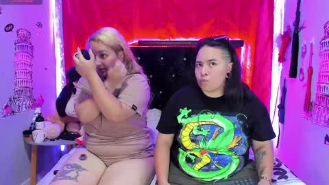 Snapshot of katieeandsharon chatting on 01/27/25, 12:22 SHARON  KATIEE online show from 01/27/25, 12:22