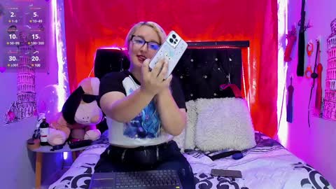 Snapshot of katieeandsharon chatting on 01/29/25, 02:30 SHARON  KATIEE online show from 01/29/25, 02:30