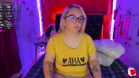 Snapshot of katieeandsharon chatting on 02/22/25, 04:30 SHARON  KATIEE online show from 02/22/25, 04:30