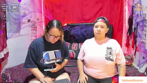 Snapshot of katieeandsharon chatting on 10/20/25, 01:11 SHARON  KATIEE online show from 10/20/25, 01:11