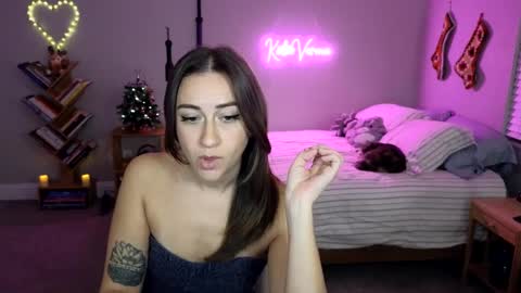 Snapshot of katieverona chatting on 12/21/24, 01:47 Katie Verona online show from 12/21/24, 01:47