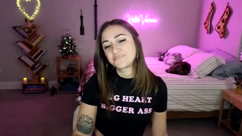 Snapshot of katieverona chatting on 12/22/24, 01:34 Katie Verona online show from 12/22/24, 01:34