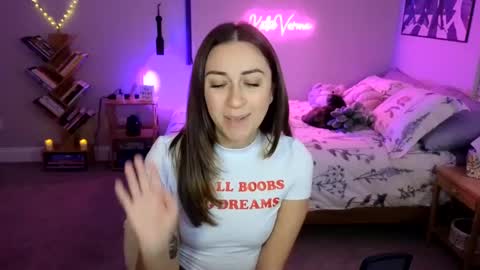 Snapshot of katieverona chatting on 12/30/24, 02:53 Katie Verona online show from 12/30/24, 02:53