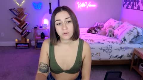 Snapshot of katieverona chatting on 01/27/25, 10:49 Katie Verona online show from 01/27/25, 10:49