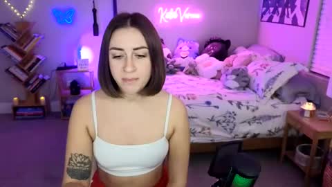Snapshot of katieverona chatting on 02/03/25, 12:58 Katie Verona online show from 02/03/25, 12:58