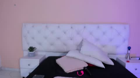 Snapshot of katte_landerr chatting on 11/24/25, 01:11 Katte online show from 11/24/25, 01:11