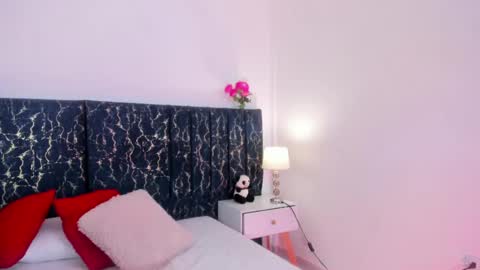 Snapshot of katte_landerr chatting on 04/15/26, 01:29 Katte online show from 04/15/26, 01:29