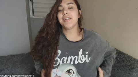 Snapshot of katybloom_ chatting on 11/24/25, 02:00 online show from 11/24/25, 02:00