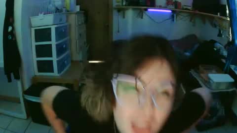 kawaiicvnt420 online show from 11/18/25, 03:16