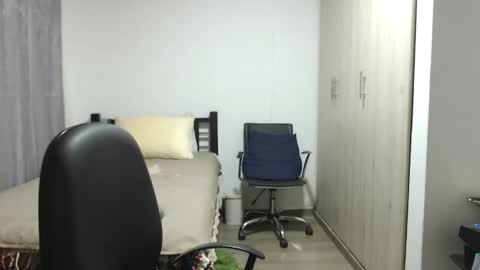 Snapshot of kawit1 chatting on 11/20/25, 12:16 Khawit online show from 11/20/25, 12:16