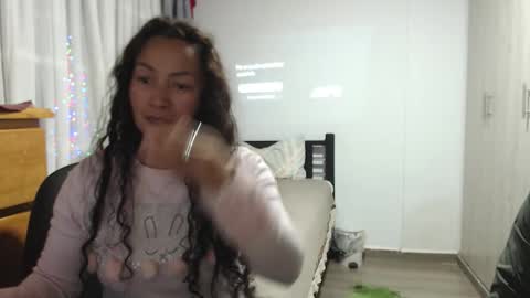 Snapshot of kawit1 chatting on 11/30/25, 01:42 Khawit online show from 11/30/25, 01:42