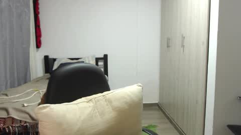 Snapshot of kawit1 chatting on 12/01/25, 01:54 Khawit online show from 12/01/25, 01:54