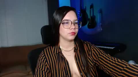 Snapshot of kay_avrill chatting on 06/25/26, 05:50 Kay online show from 06/25/26, 05:50