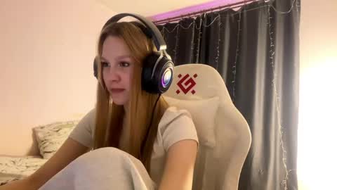 Snapshot of kayceefroehner chatting on 04/12/26, 02:22 Amia online show from 04/12/26, 02:22