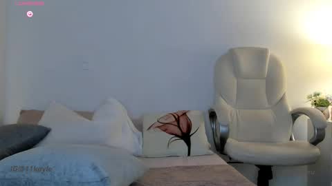 INSTAGRAM AND TW 11kayle online show from 10/30/25, 03:24