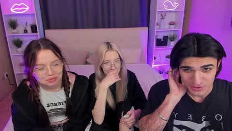 Snapshot of kebesheska chatting on 12/22/24, 08:25 Seb Polly Roxy Jonny online show from 12/22/24, 08:25