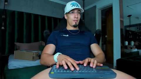 Snapshot of keelanmg chatting on 12/19/25, 02:40 keelanmg online show from 12/19/25, 02:40