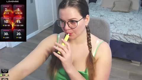 Snapshot of kellielowie chatting on 02/19/25, 08:12 kellielowie online show from 02/19/25, 08:12