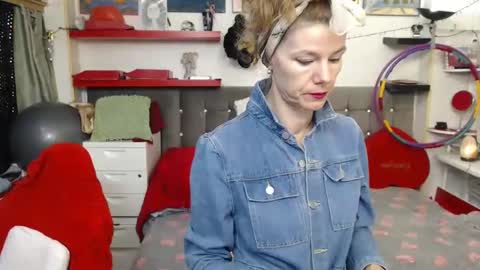 kelly online show from 12/31/24, 12:43