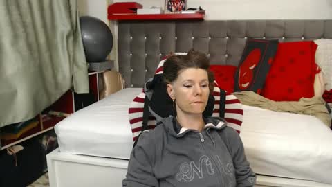 Snapshot of kellynumber chatting on 05/15/26, 11:45 kelly online show from 05/15/26, 11:45