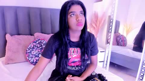 kendrachavez_ online show from 11/17/25, 10:37