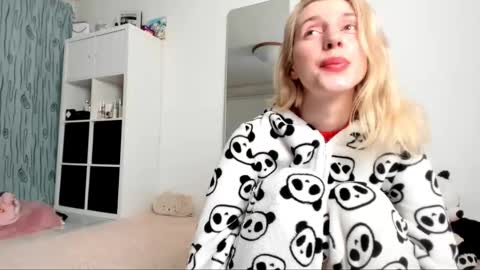 Kenzie online show from 02/09/25, 05:08