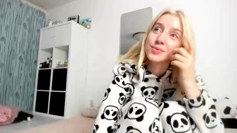 Kenzie online show from 10/10/25, 06:01