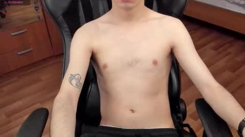 Snapshot of keorinav chatting on 10/11/25, 11:09 Looking for a moderator I PVT IS OPEN online show from 10/11/25, 11:09