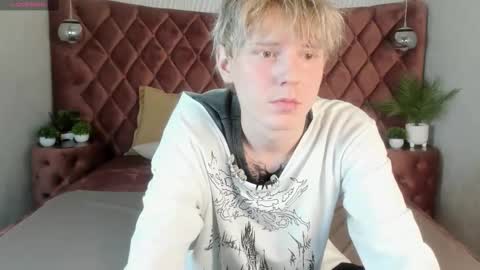 Snapshot of kevinm1lky chatting on 10/16/25, 03:13 Kevin online show from 10/16/25, 03:13