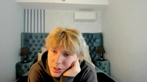 Snapshot of kevinm1lky chatting on 10/22/25, 02:39 Kevin online show from 10/22/25, 02:39