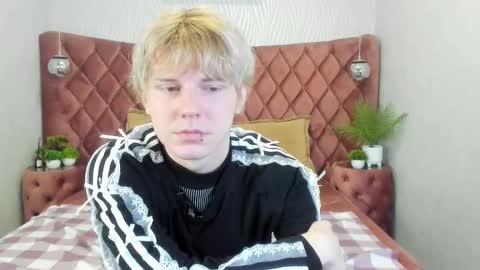 Snapshot of kevinm1lky chatting on 10/24/25, 03:08 Kevin online show from 10/24/25, 03:08