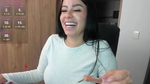 Snapshot of keyn_laurent_ chatting on 02/24/25, 01:35 Laura online show from 02/24/25, 01:35