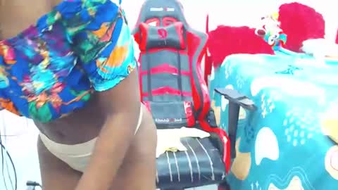 Snapshot of keyra_dainty chatting on 01/25/25, 01:52 Sandy Saenz online show from 01/25/25, 01:52