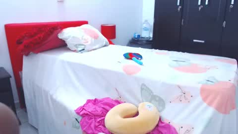 Snapshot of keyra_dainty chatting on 02/20/25, 11:32 Sandy Saenz online show from 02/20/25, 11:32